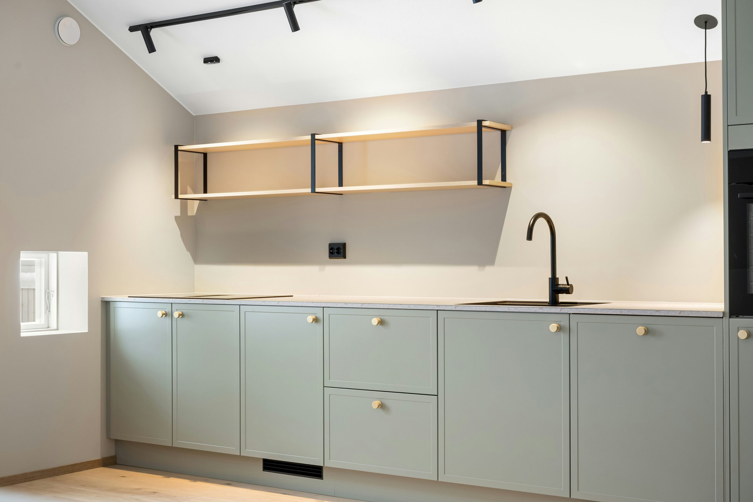 lisa-anna-fjcgba7QcR0-unsplash